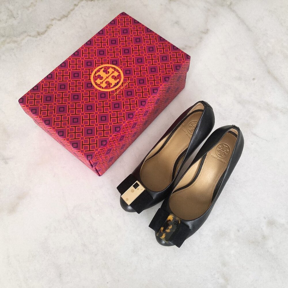 Authentic Tory Burch black Chase pump leather high heel shoes with bows, in box